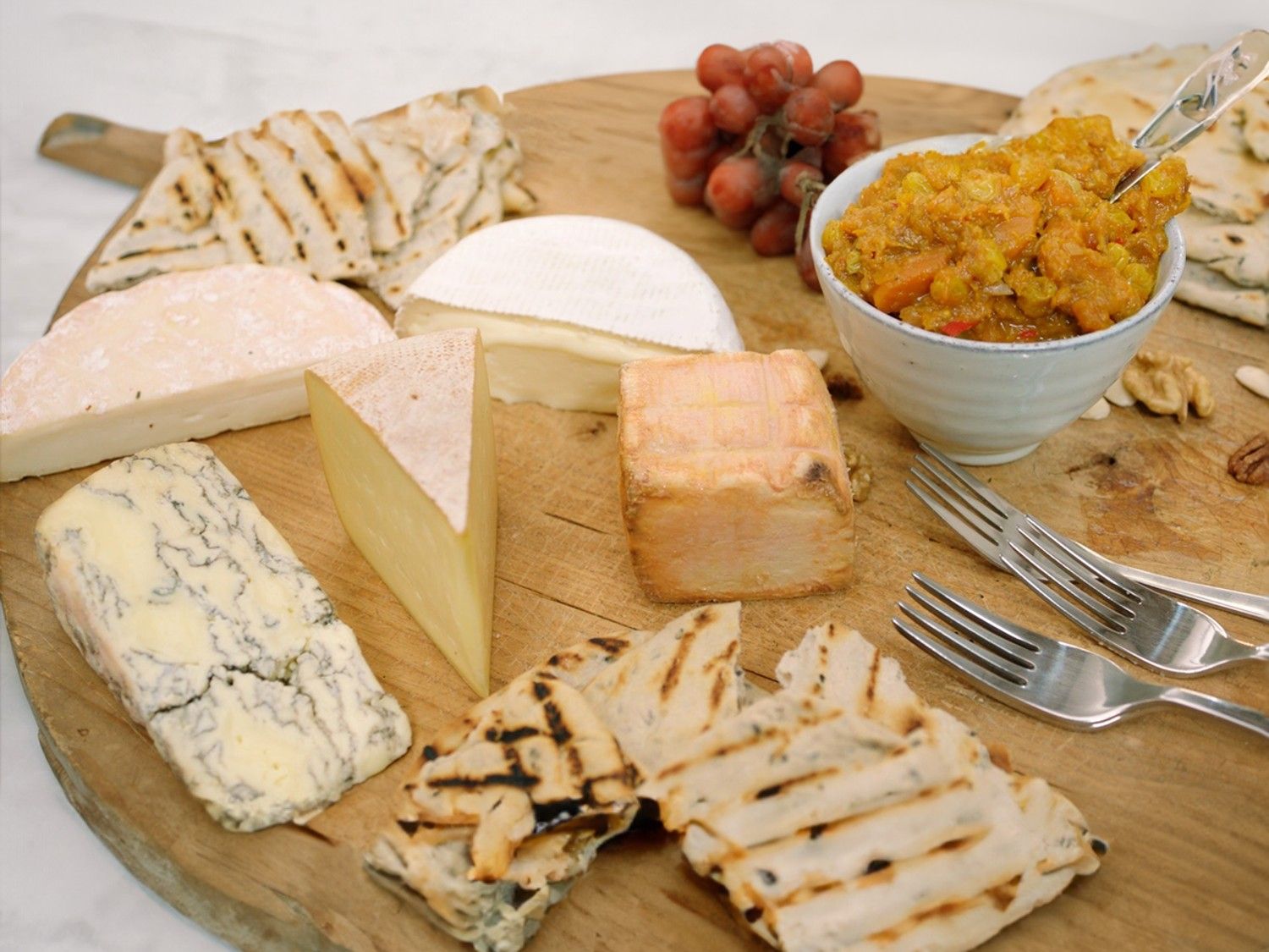 Kaasplank met chutney en platbrood