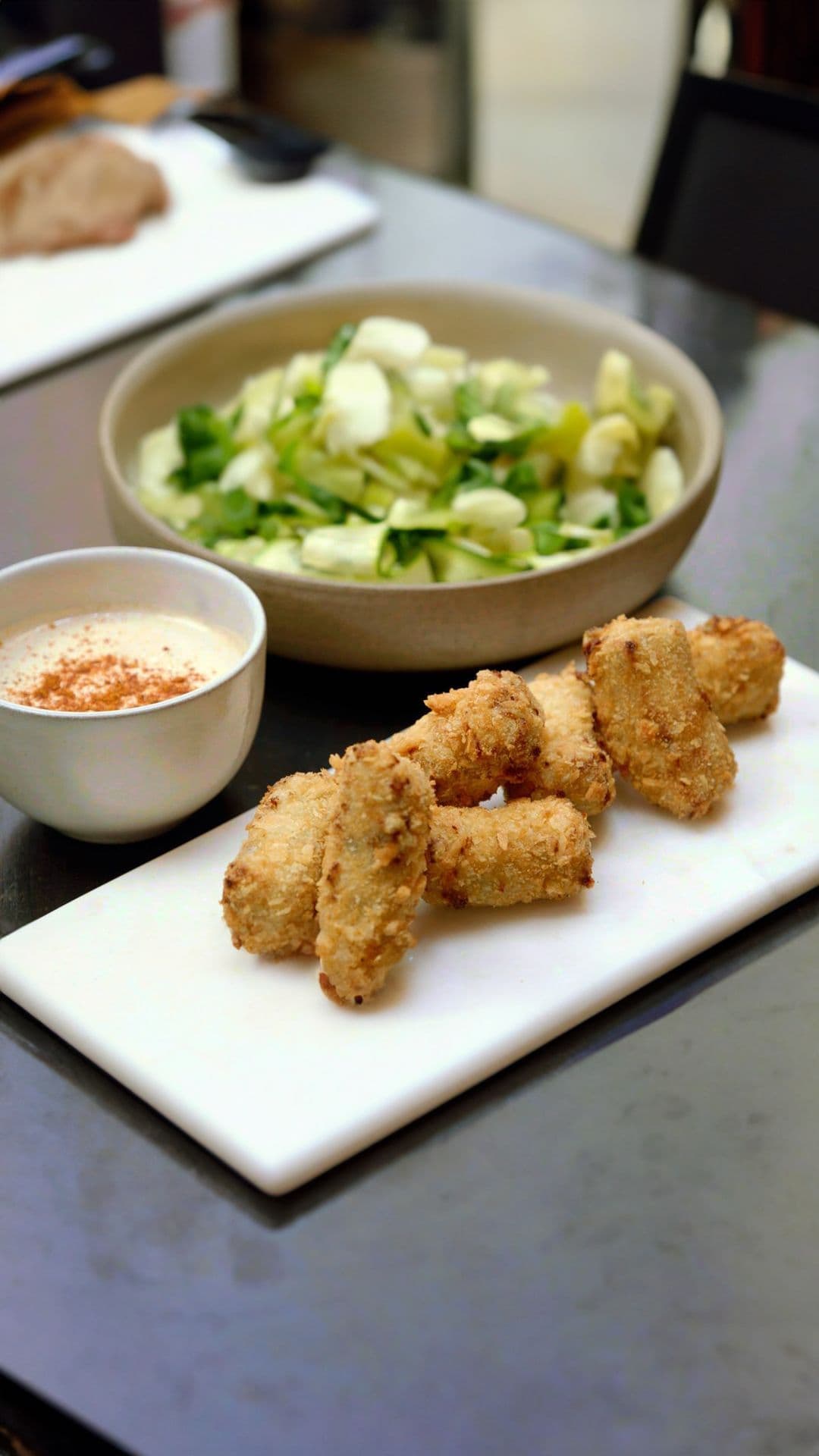 Kroket van aubergine met tandooridressing en courgettesla