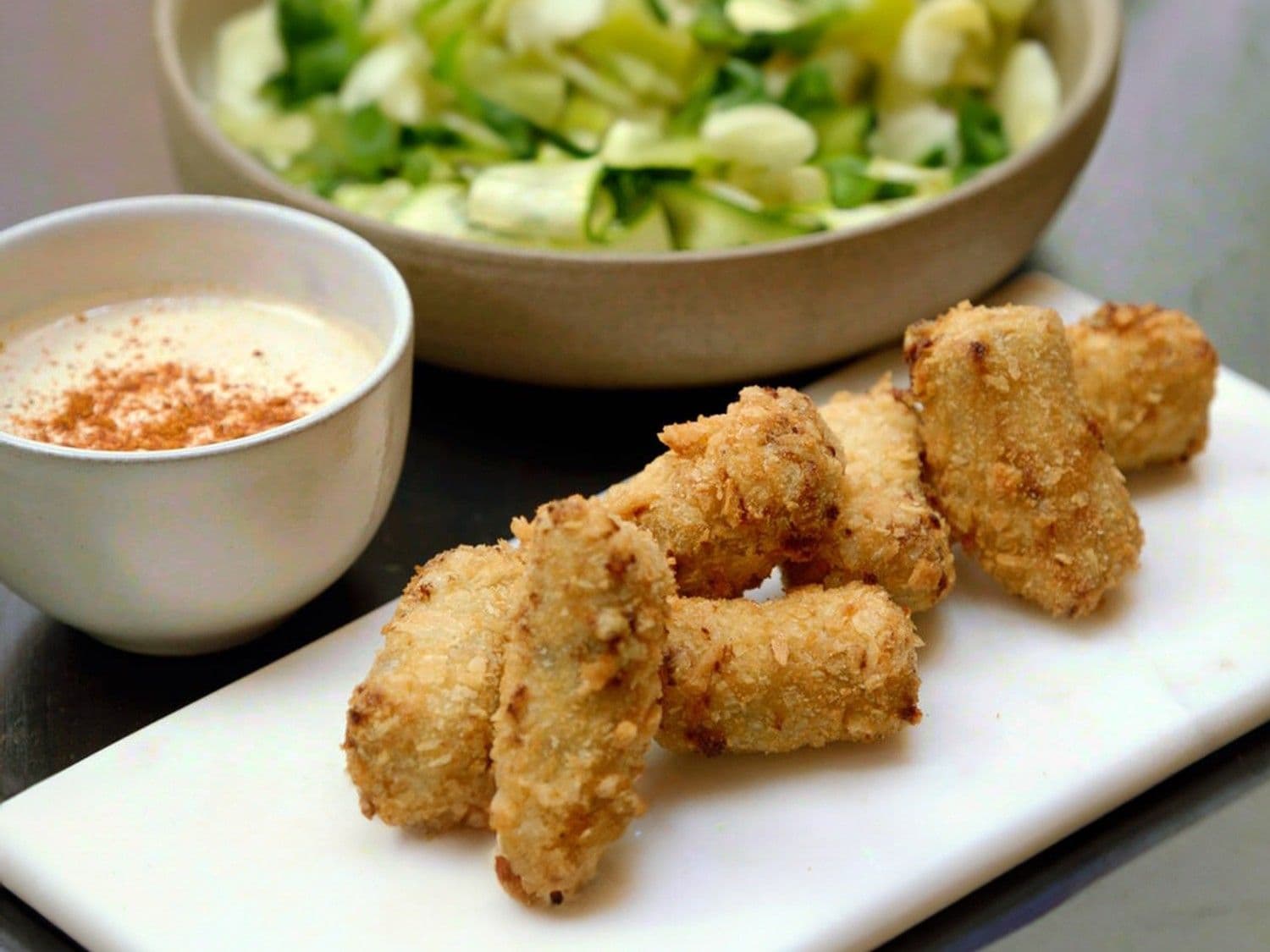 Kroket van aubergine met tandooridressing en courgettesla