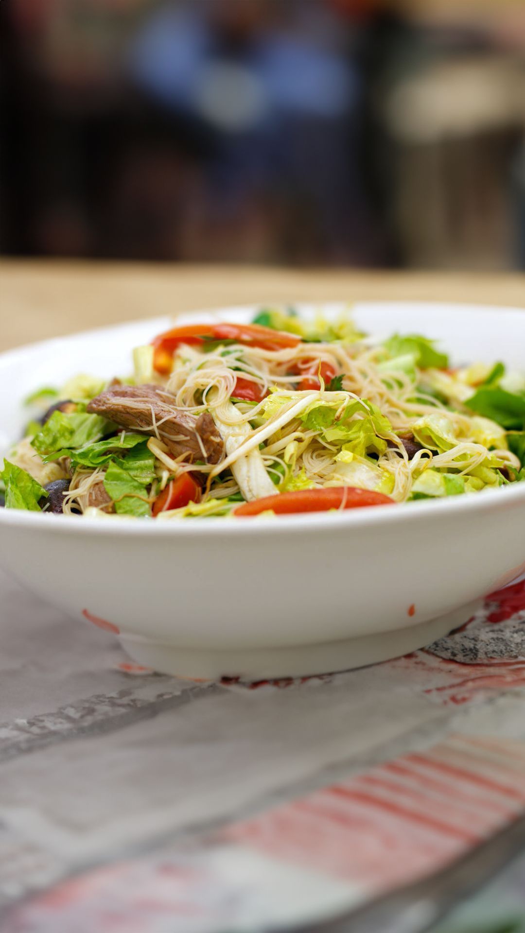 Noedelsalade met gewokt rundvlees en andijvie