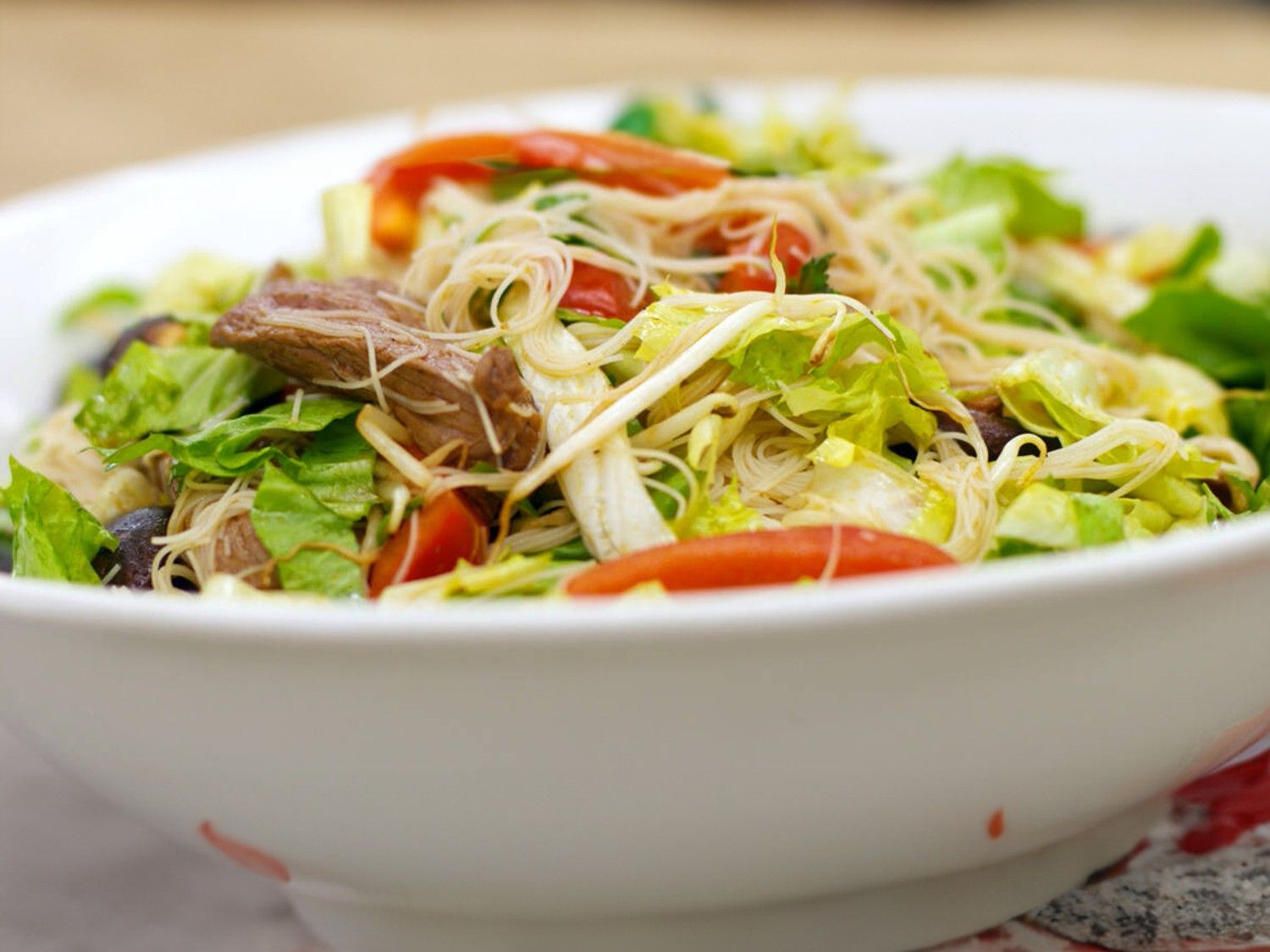 Noedelsalade met gewokt rundvlees en andijvie