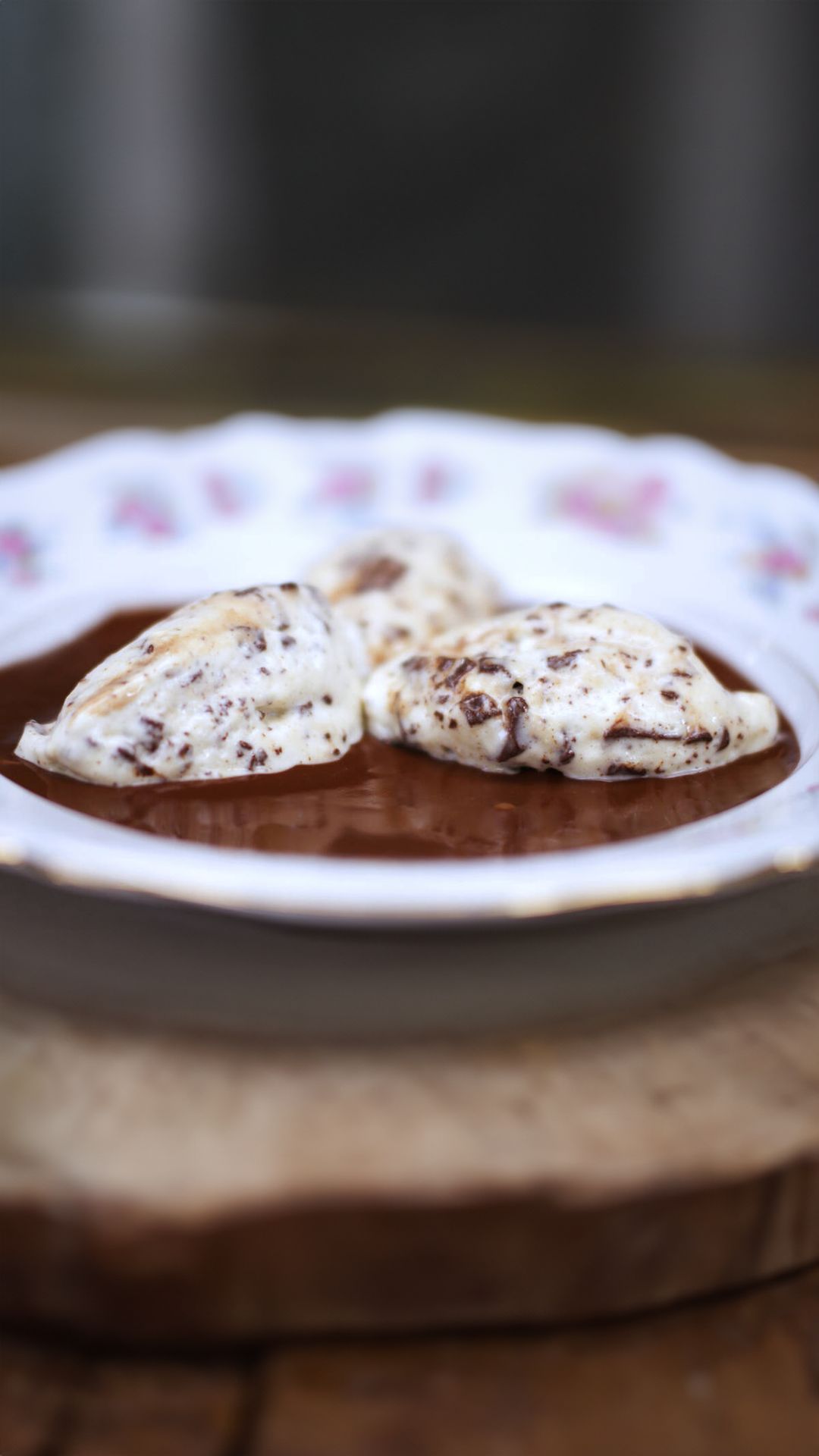 Stracciatellamousse met chocoladesaus