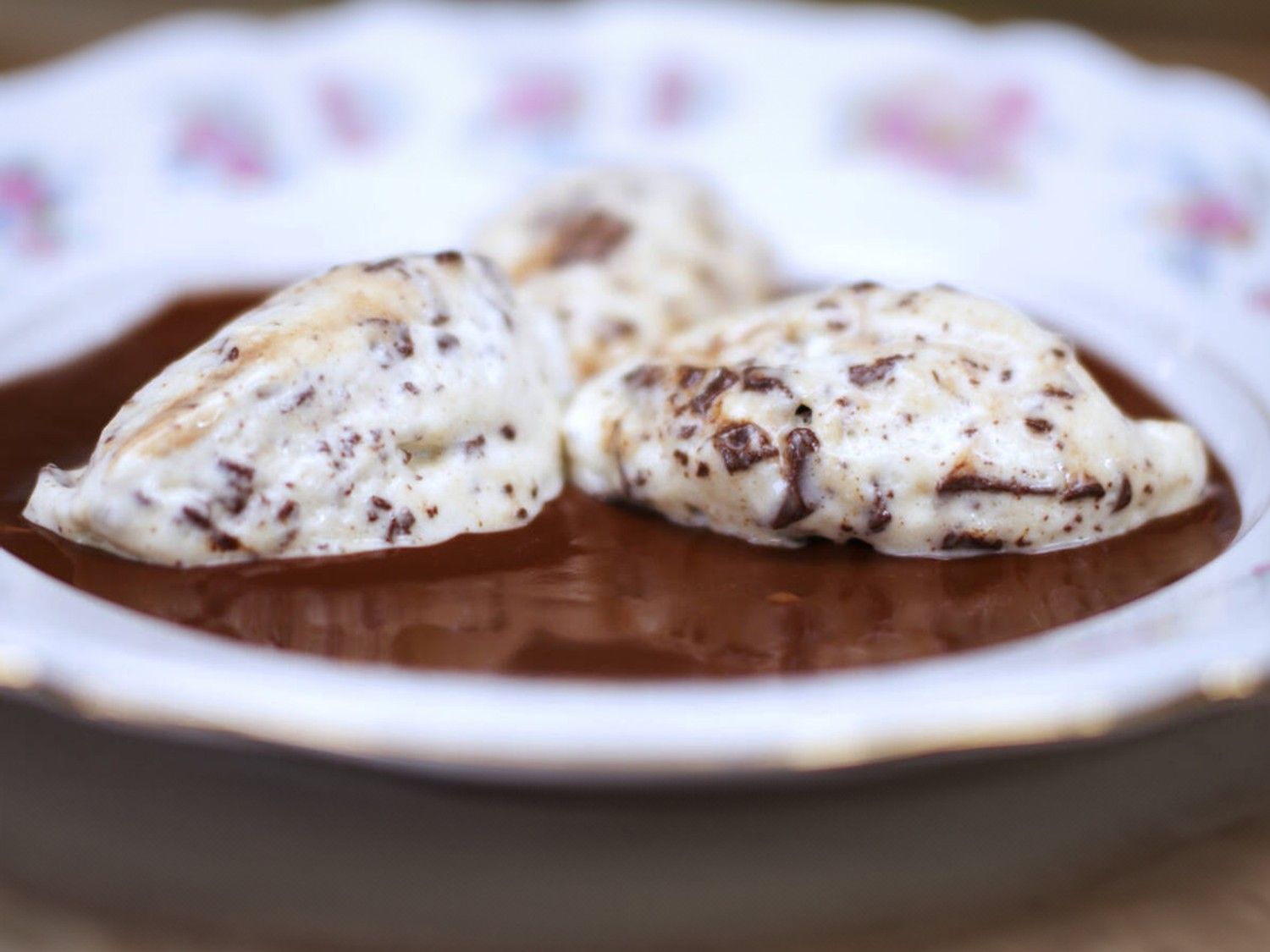 Stracciatellamousse met chocoladesaus