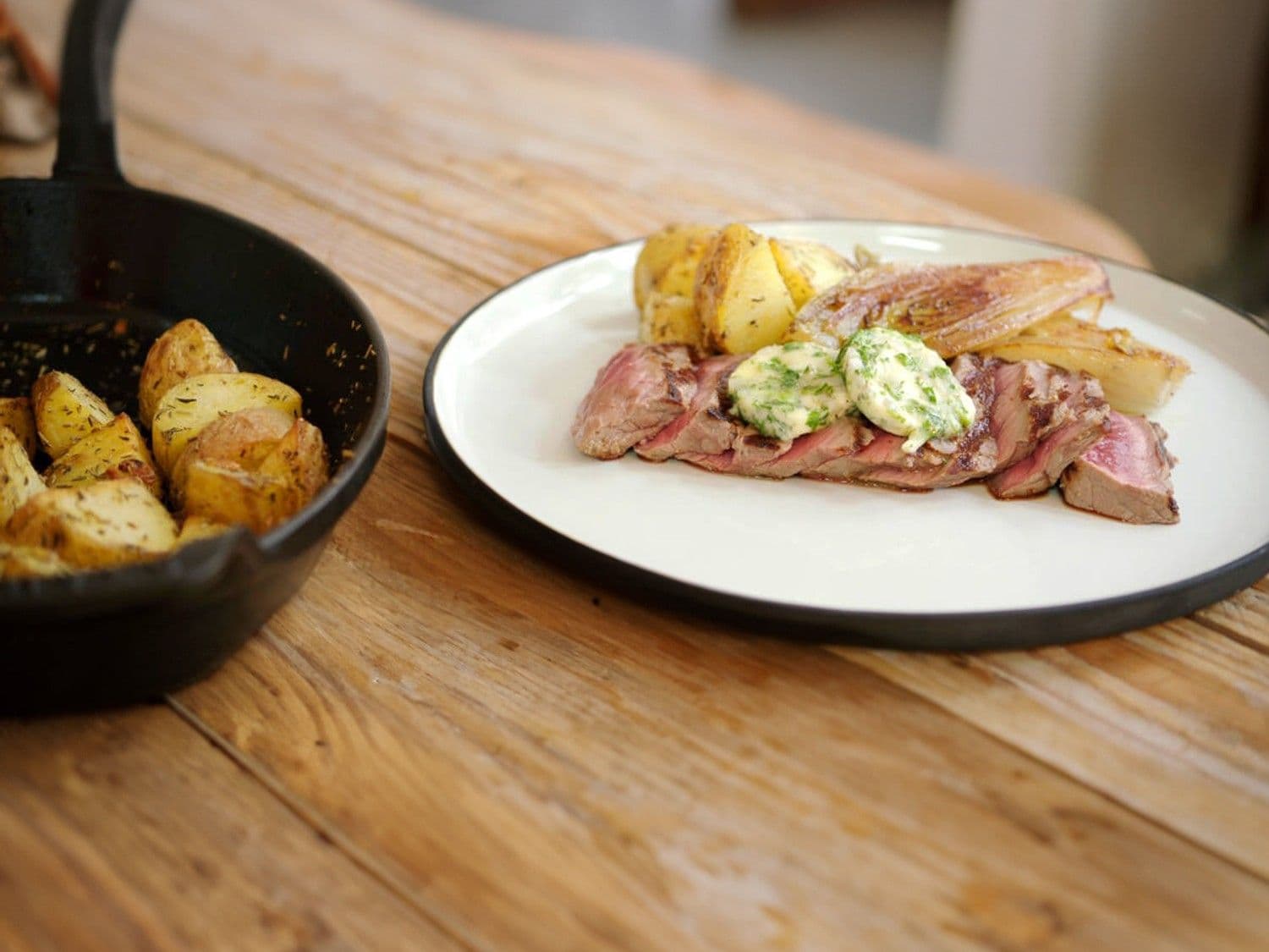 Steak met geroosterde aardappelen, witloof en bearnaiseboter
