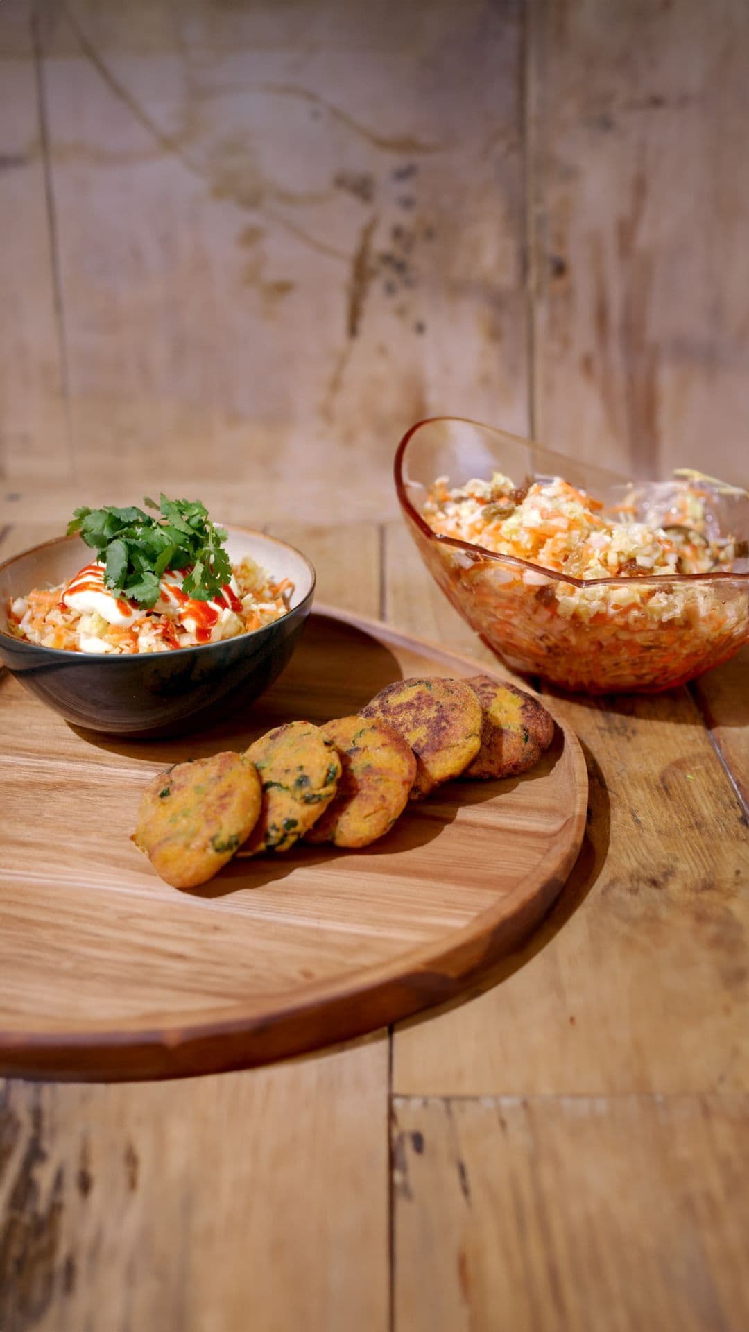 Koekjes van zoete aardappel met een slaatje van Chinese kool en chiliyoghurt