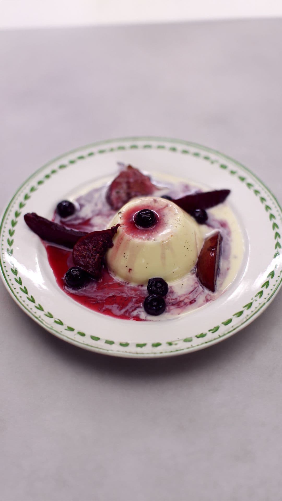 Panna cotta met gepocheerd fruit