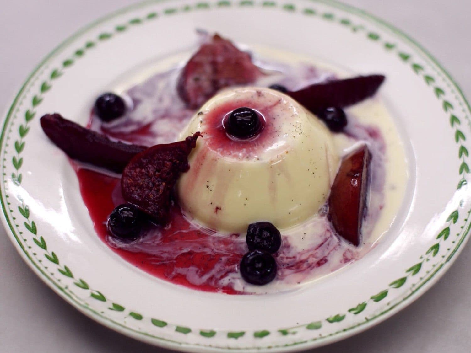 Panna cotta met gepocheerd fruit