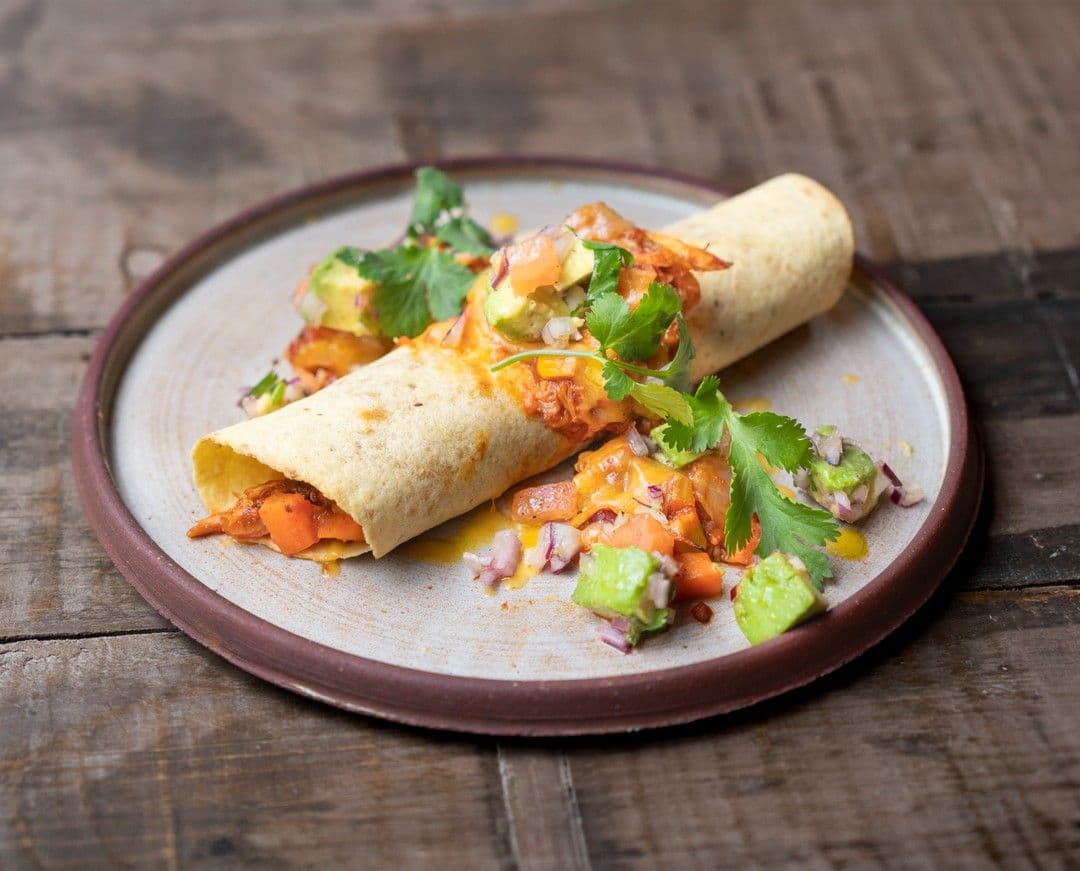 Enchilada met konijn en avocadosalsa