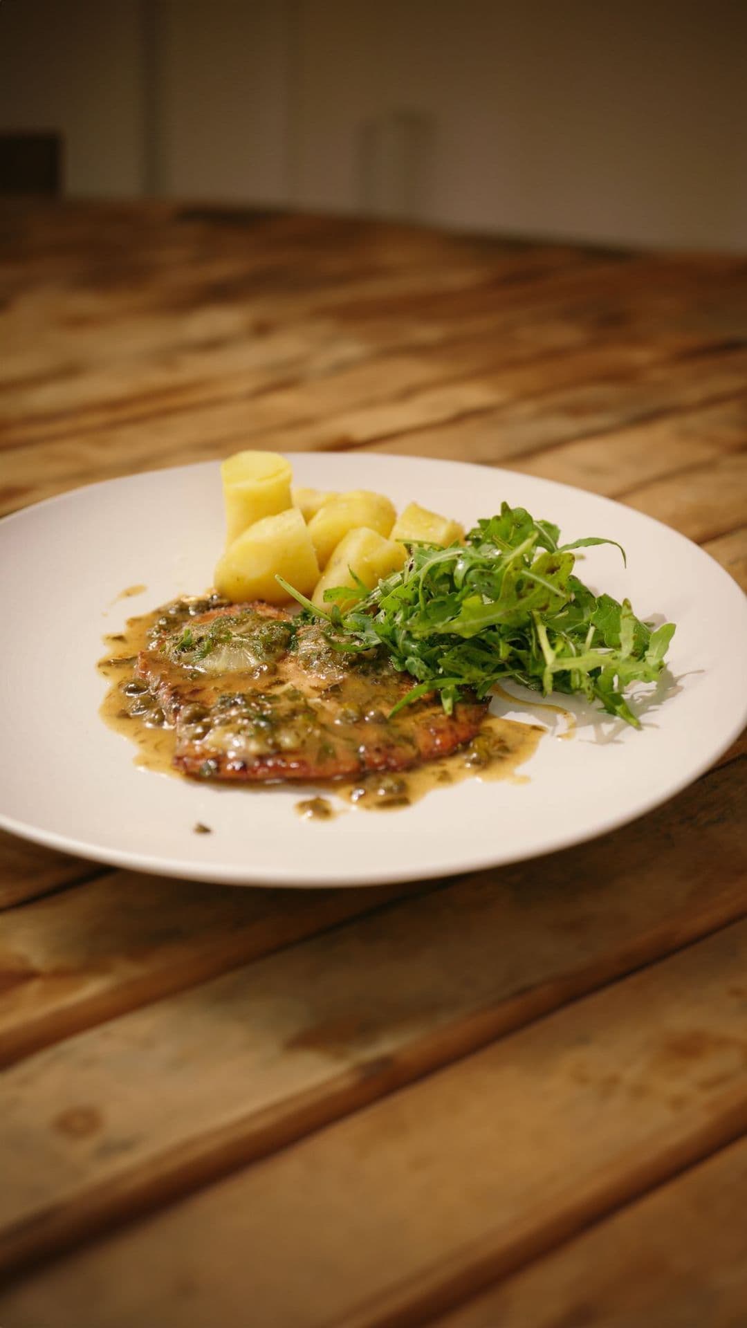 Kalfspiccata met ratte-aardappelen en een rucolaslaatje