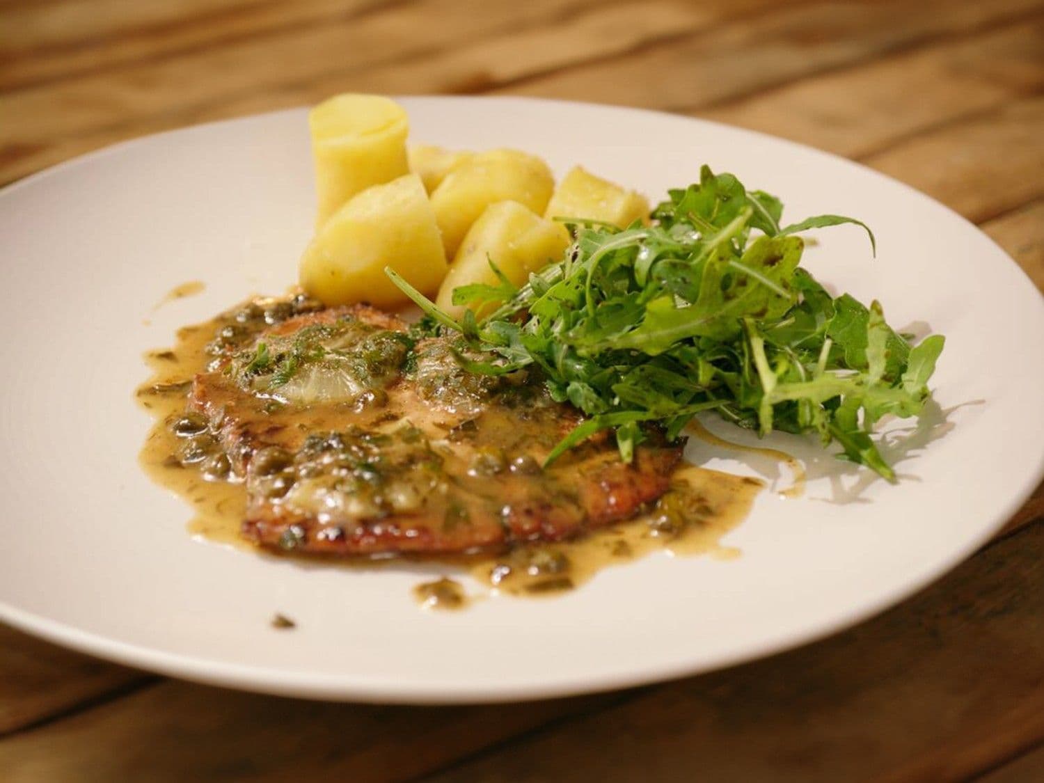 Kalfspiccata met ratte-aardappelen en een rucolaslaatje