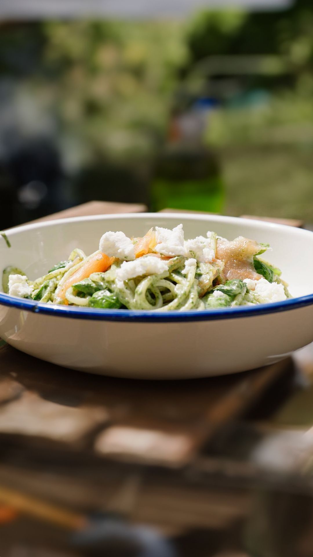 Pasta met gerookte zalm, geitenkaas en spinazie