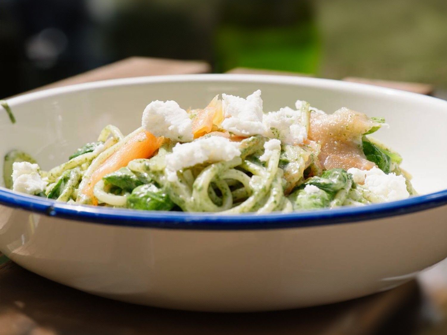 Pasta met gerookte zalm, geitenkaas en spinazie
