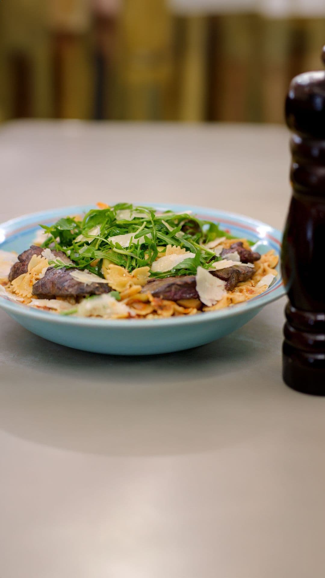 Vlinderpasta met gebakken kippenlevers en tomatentapenade