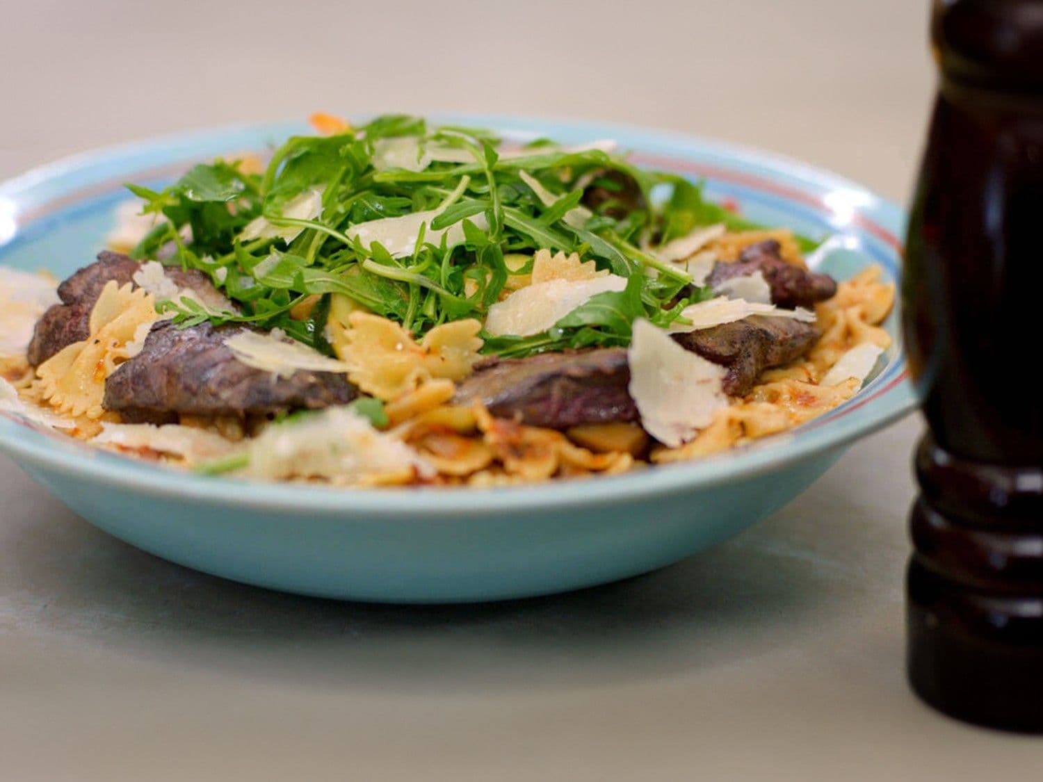 Vlinderpasta met gebakken kippenlevers en tomatentapenade