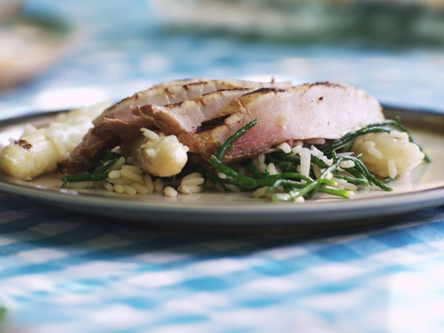 Gegrilde zwaardvis met een asperge-rijstsalade