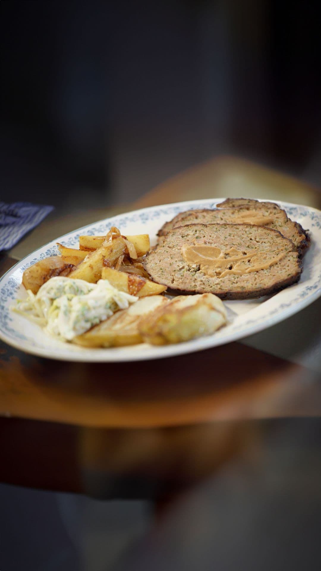 Gehaktbrood met aardappelen 'Lyonnaise' en witloof