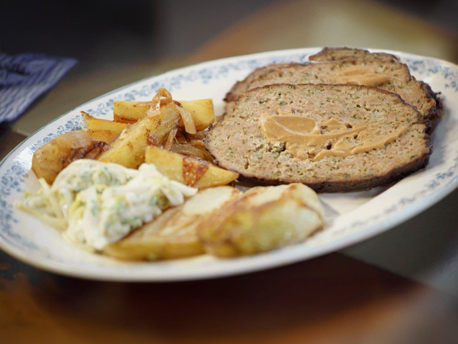 Gehaktbrood met aardappelen 'Lyonnaise' en witloof