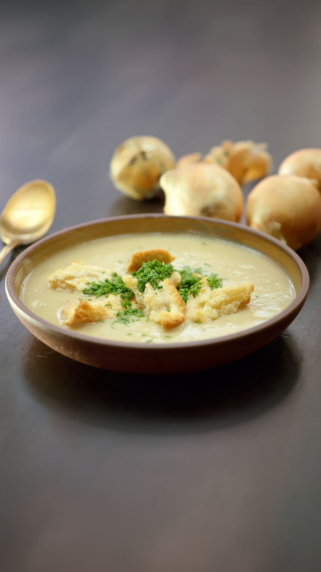 Uiensoep met aardappel en lookbrood