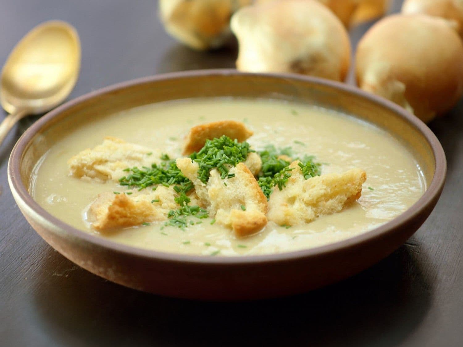 Uiensoep met aardappel en lookbrood