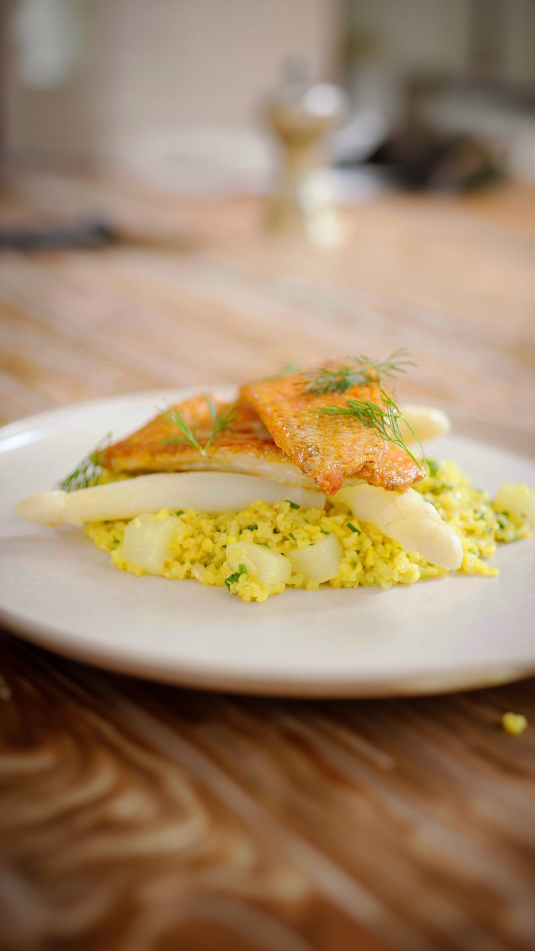 Zeebarbeel met bulgurrisotto en asperges