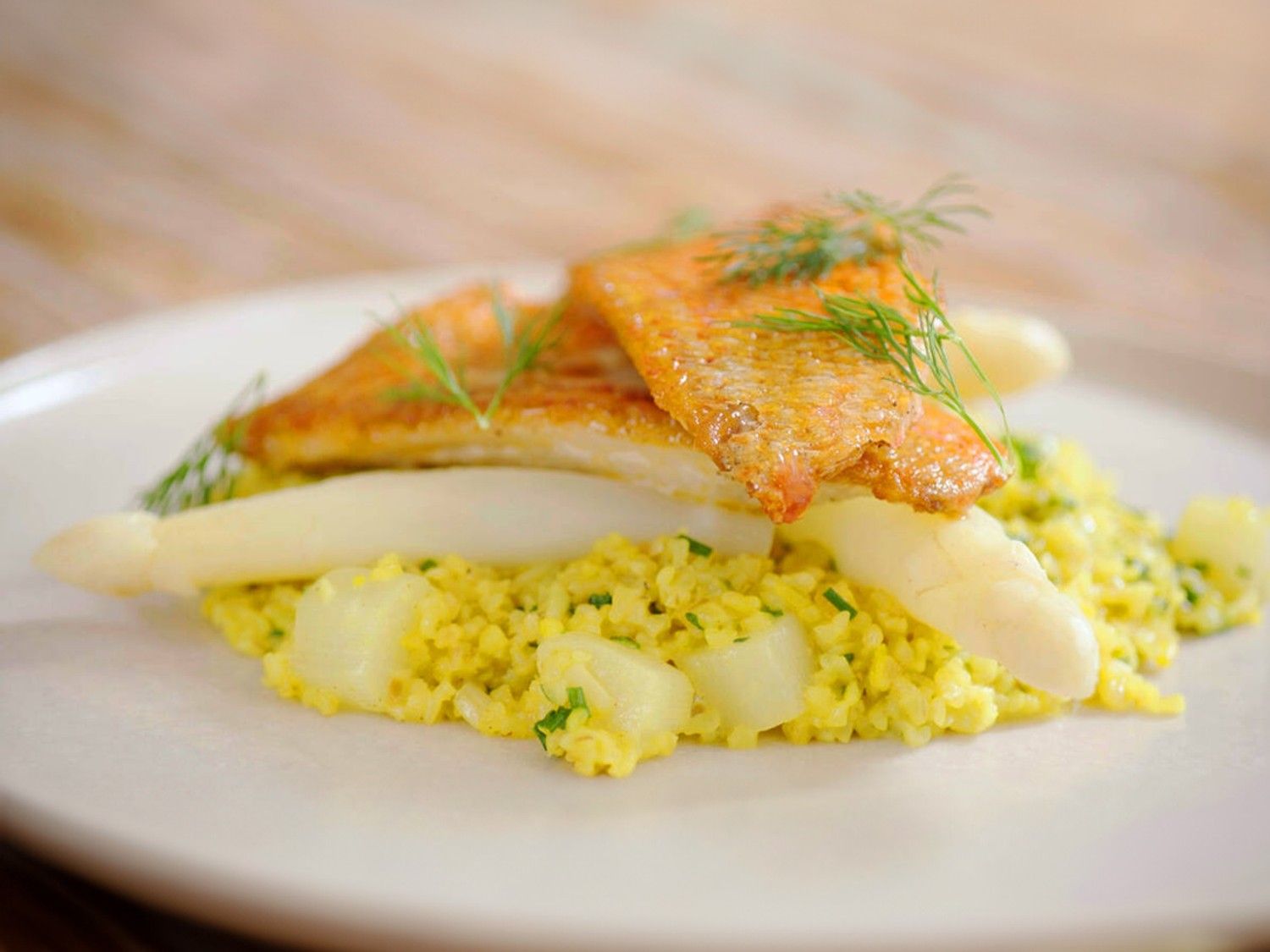 Zeebarbeel met bulgurrisotto en asperges