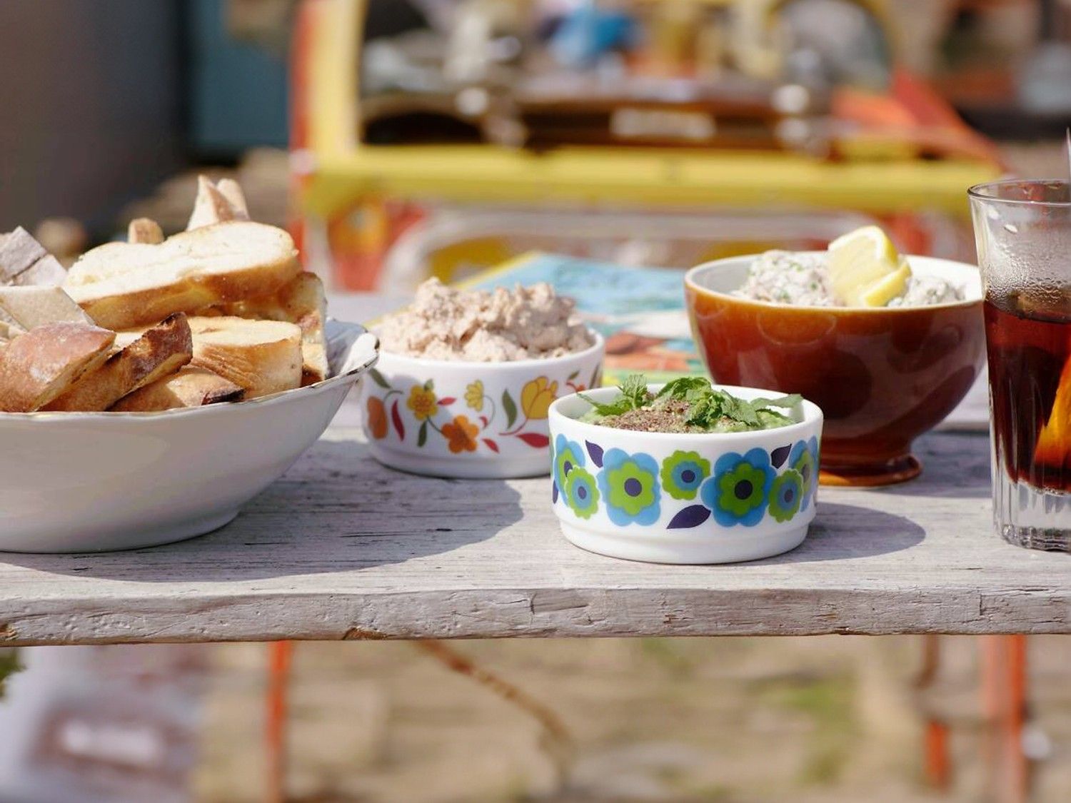 Apero spreads met crackers