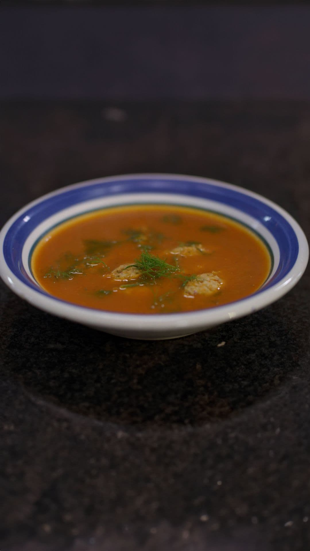 Tomaat-venkelsoep met dumplings van kip en spek