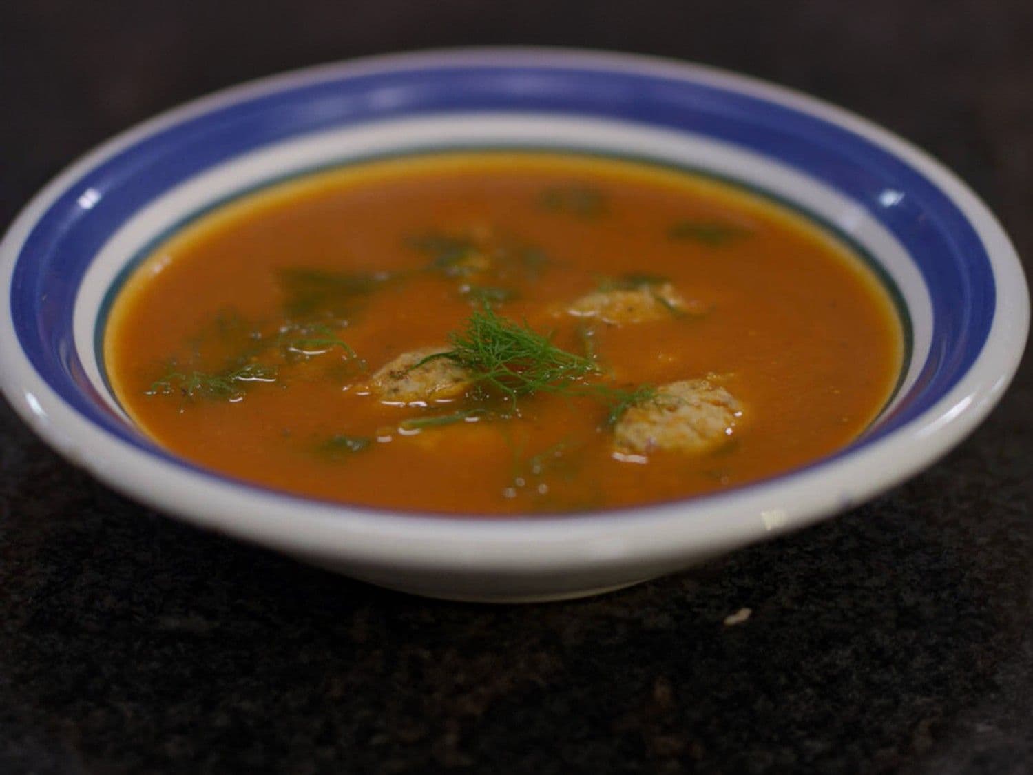 Tomaat-venkelsoep met dumplings van kip en spek