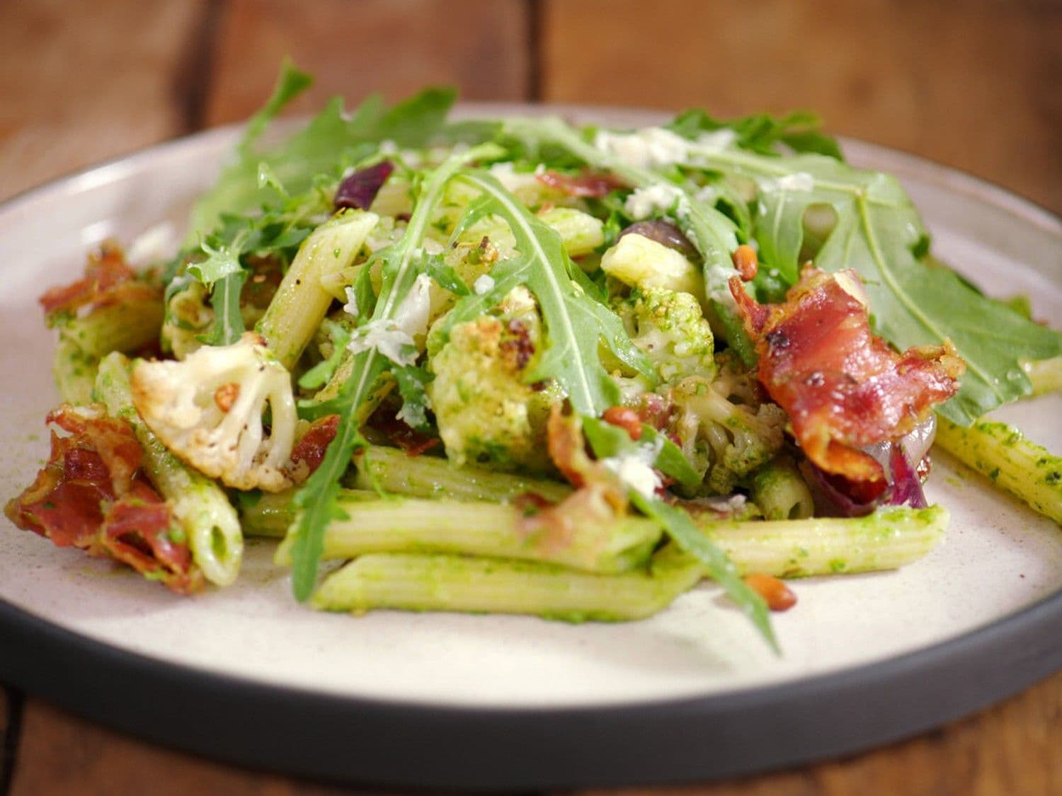 Pasta met geroosterde bloemkool, pancetta en peterseliepesto