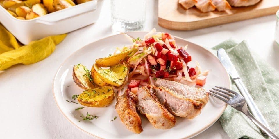 Kotelet met rode biet, witte kool en aardappelen uit de oven