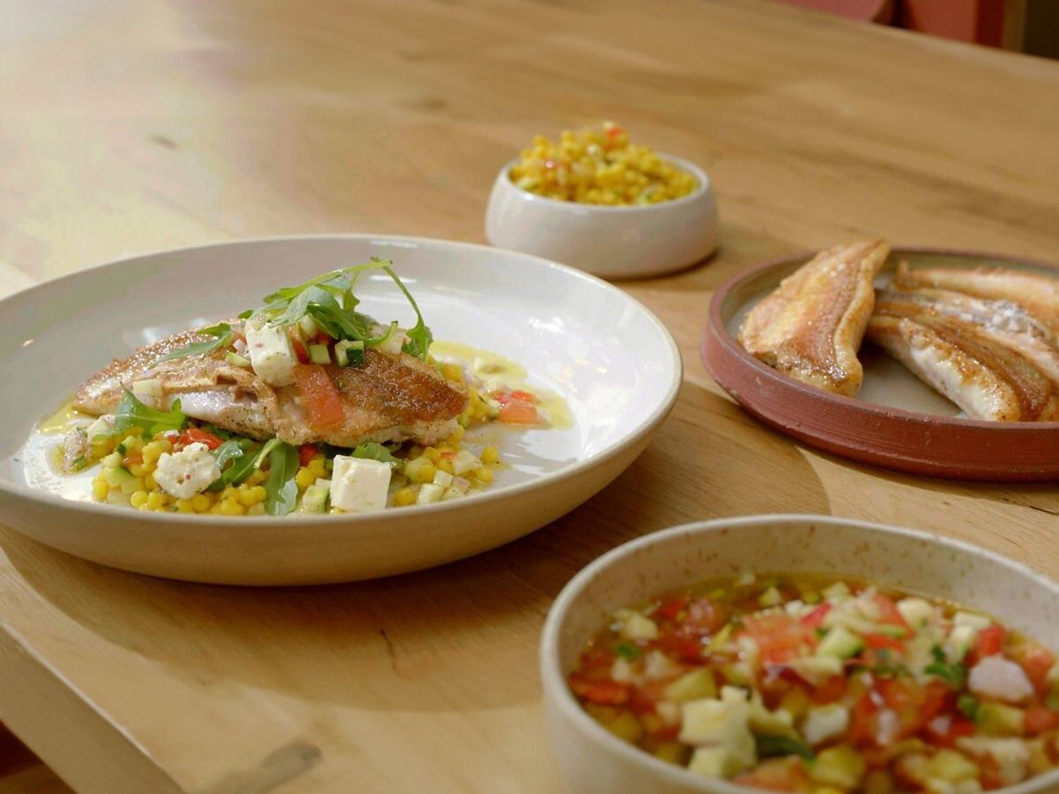 Rode poon met parelcouscous, fijne groentevinaigrette en rucola