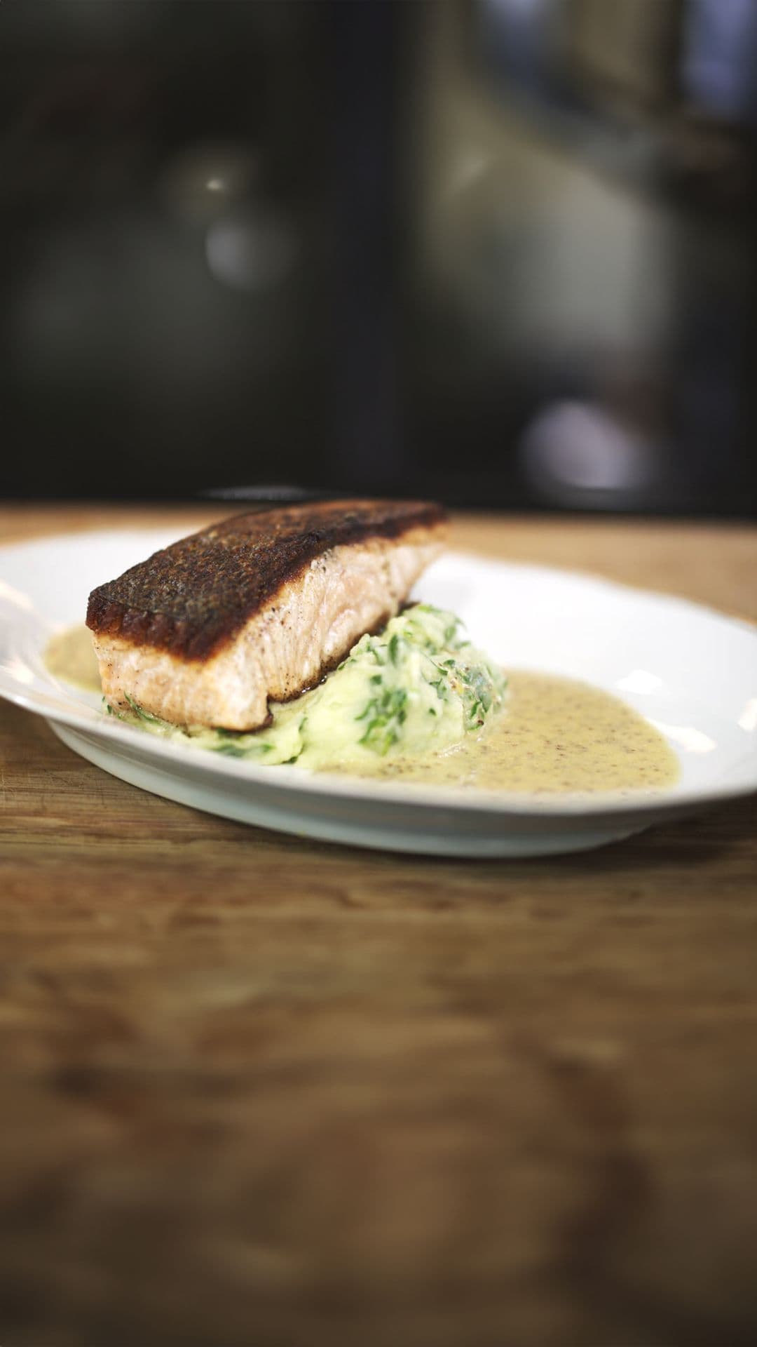 Zalm met spinaziepuree en mosterdsaus