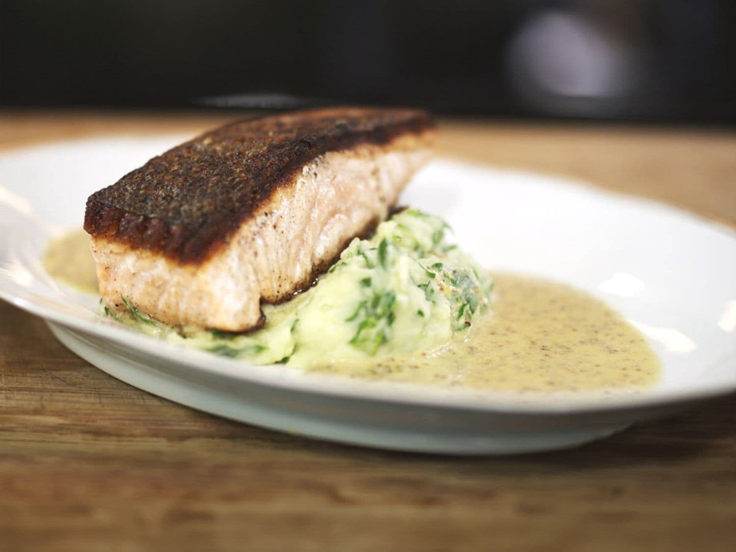 Zalm met spinaziepuree en mosterdsaus