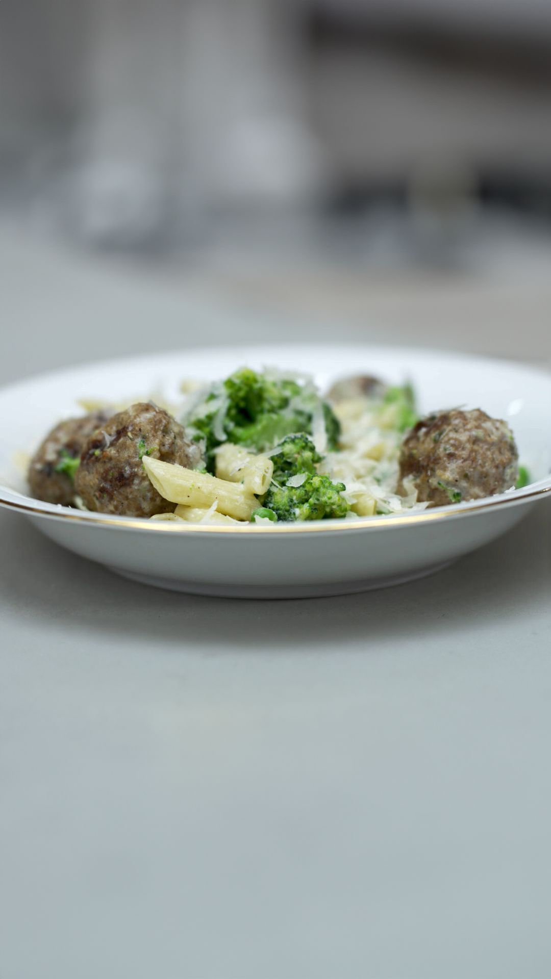 Penne met gegrilde gehaktballetjes en broccoli