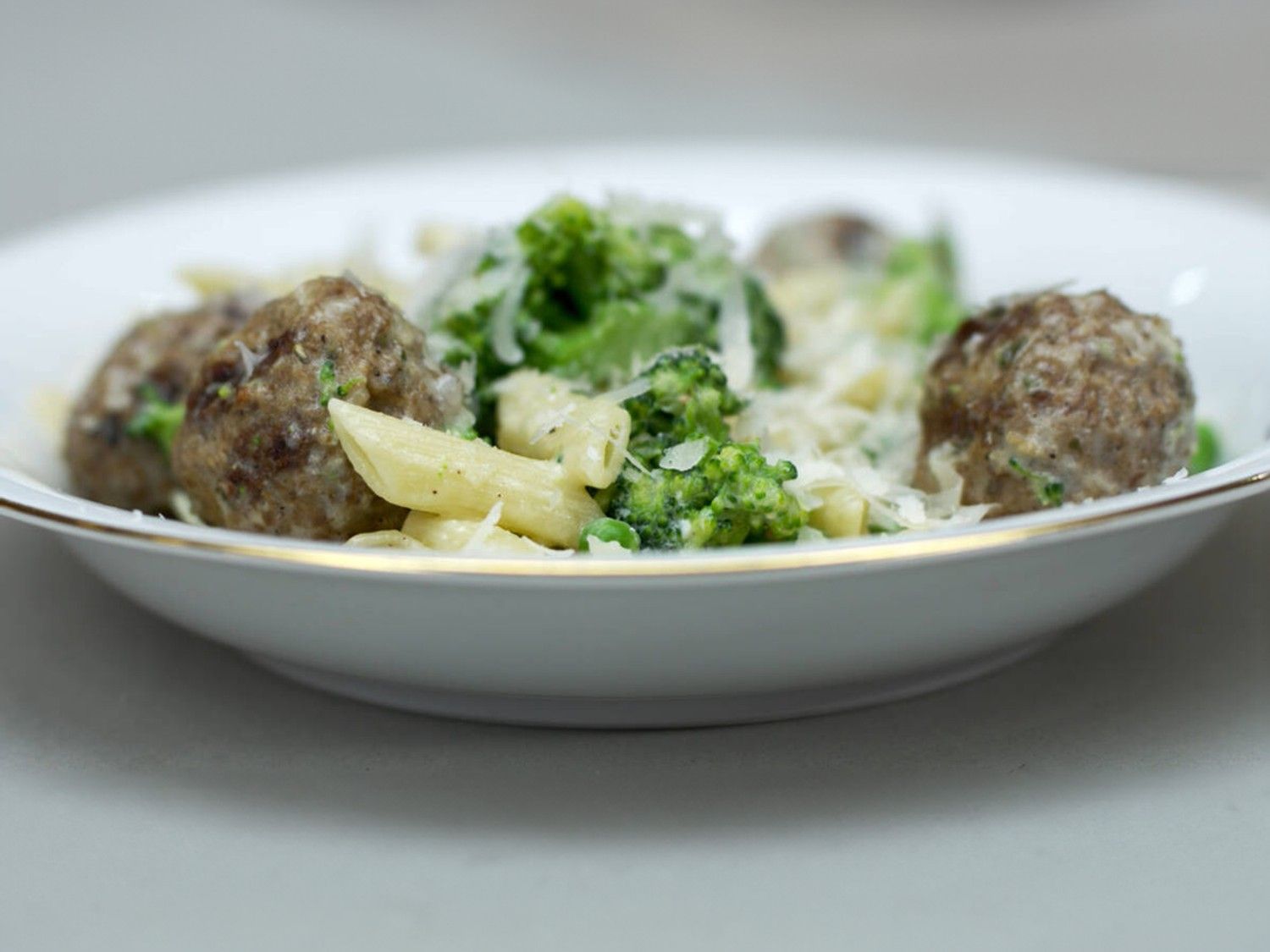 Penne met gegrilde gehaktballetjes en broccoli