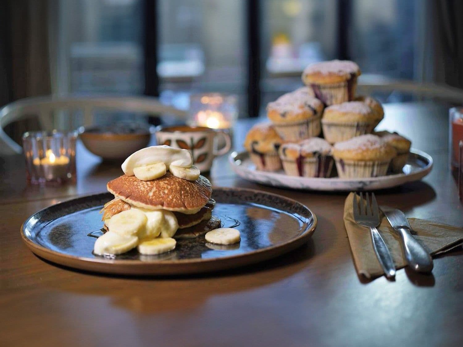 American pancakes met banaan, muffins met blauwe bessen en platte kaas