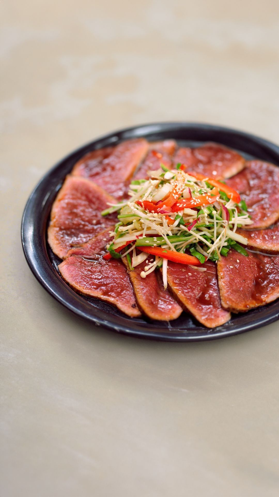 Oosterse carpaccio van kortgebakken rundvlees 