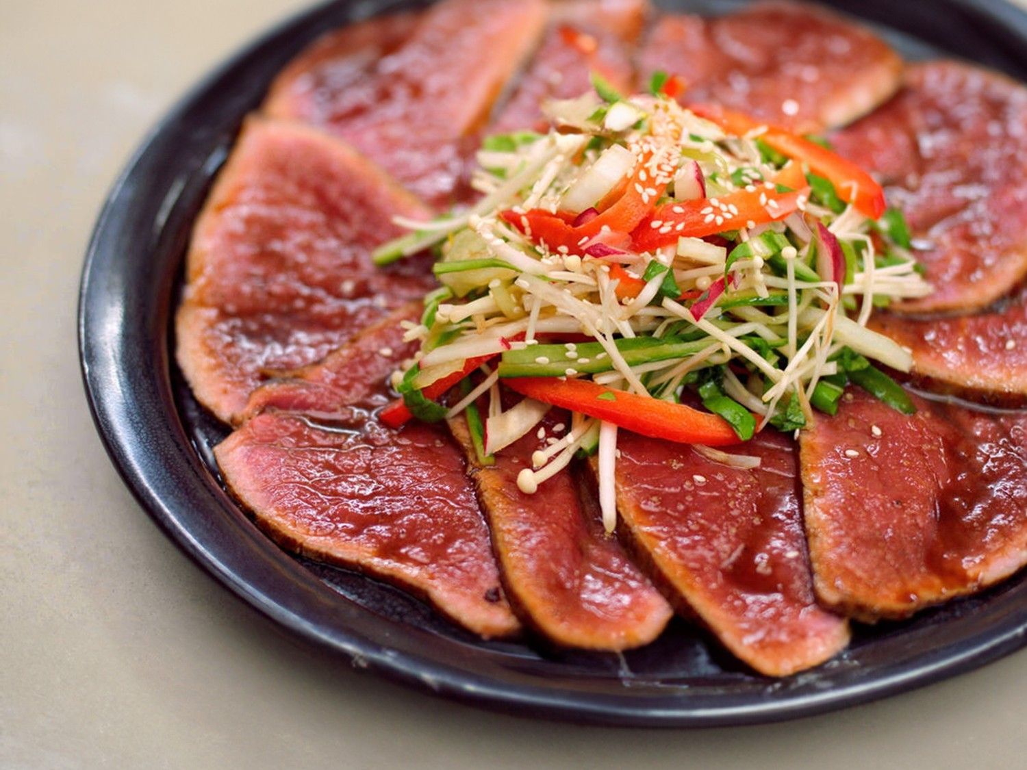 Oosterse carpaccio van kortgebakken rundvlees 