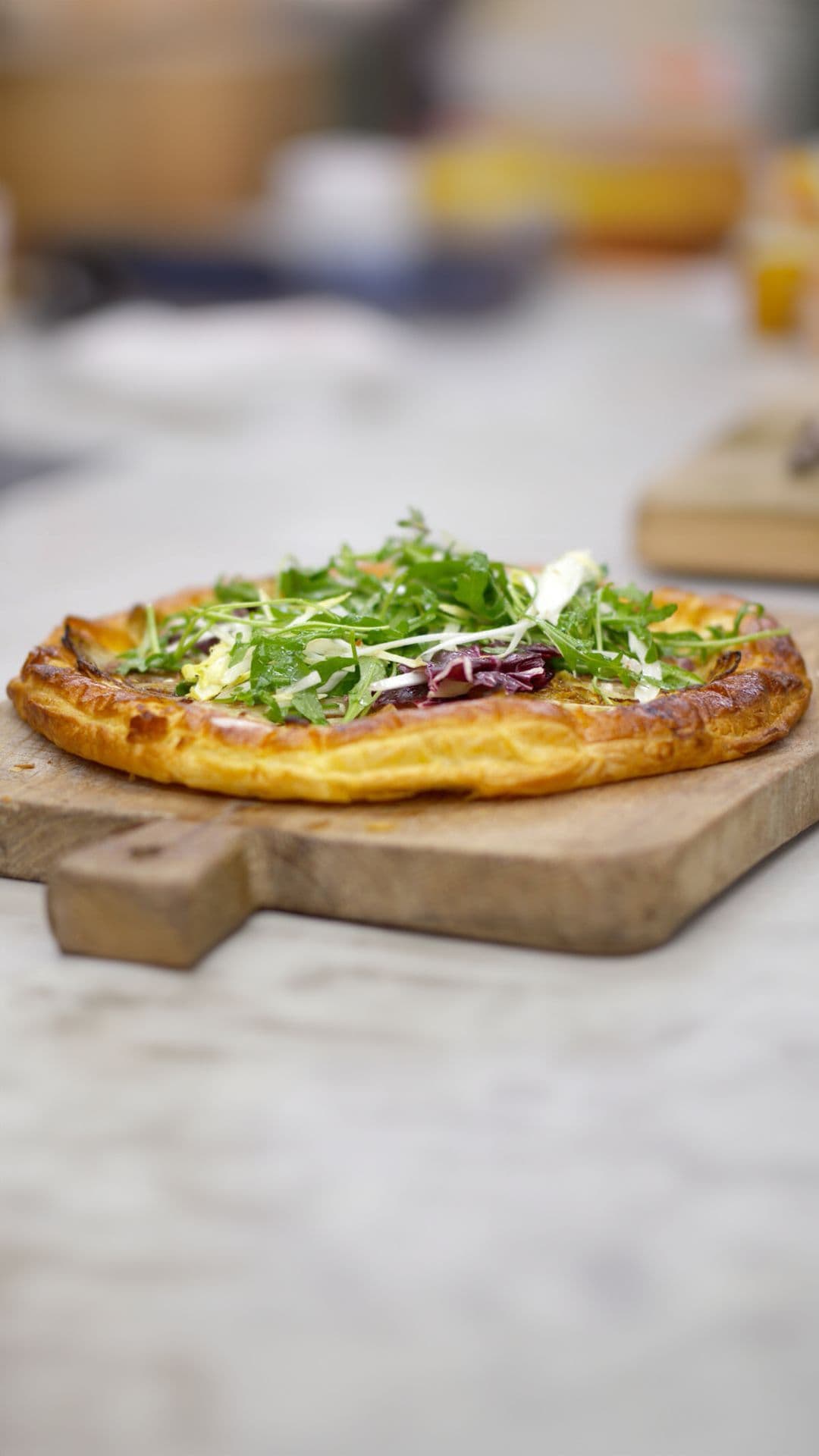 Bladerdeegpizza met witloof en geitenkaas