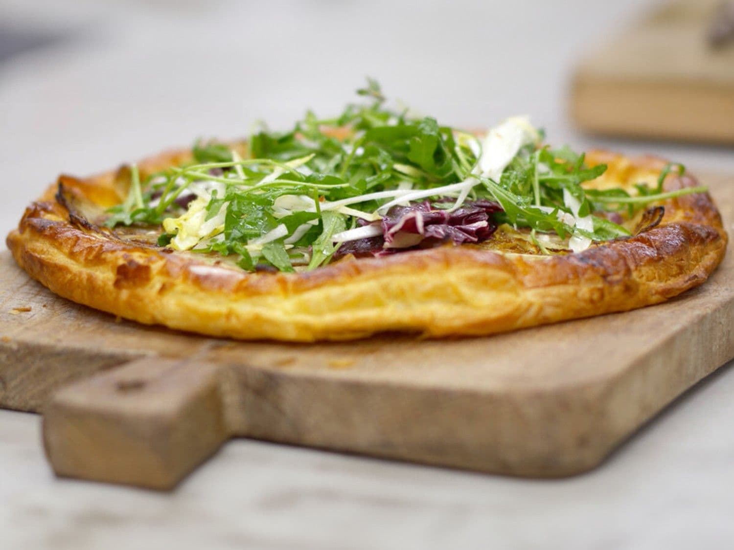 Bladerdeegpizza met witloof en geitenkaas