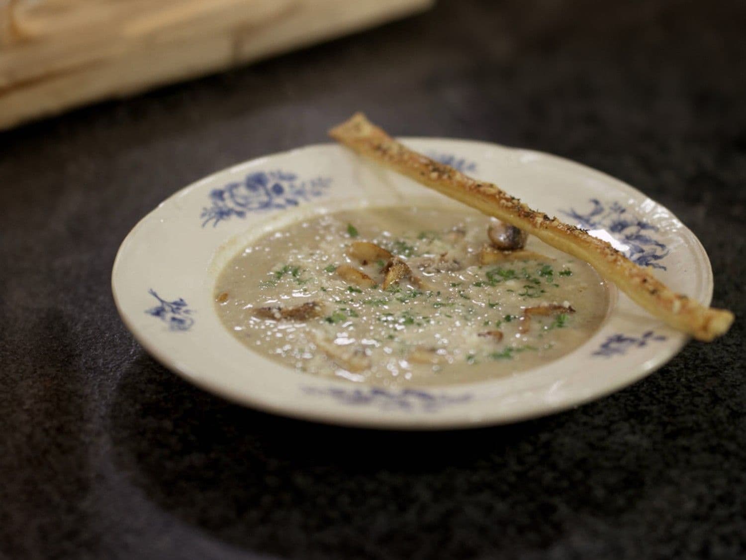 Champignonsoep met kaasstengels