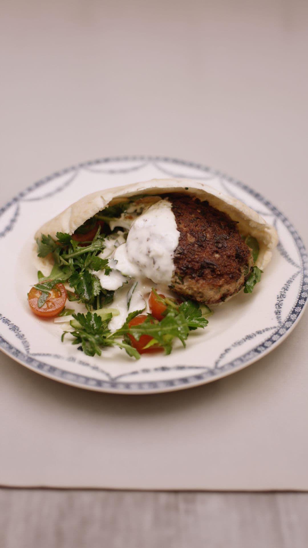 Lamsburgers in een pitabroodje 