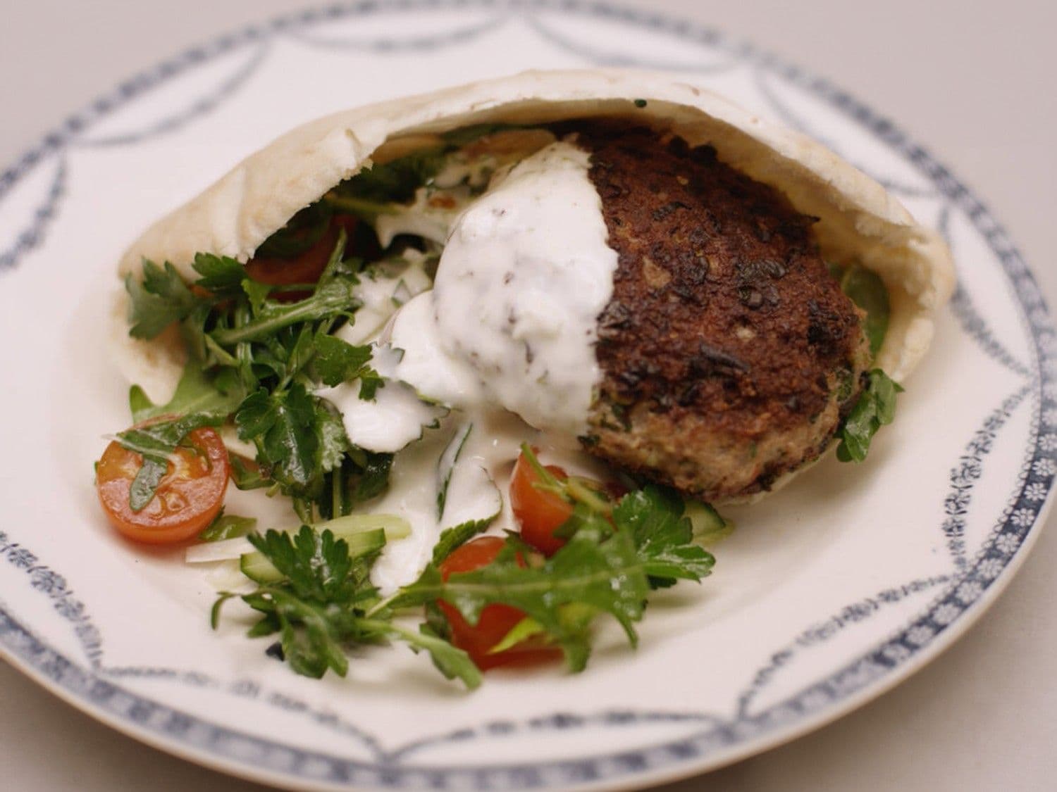 Lamsburgers in een pitabroodje 