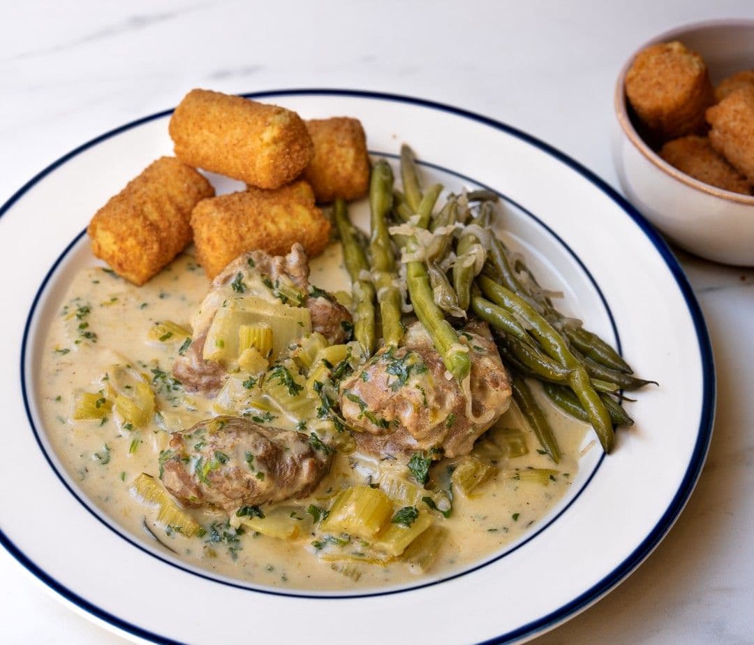 Varkenswangen in seldersaus met boontjes en kroketten