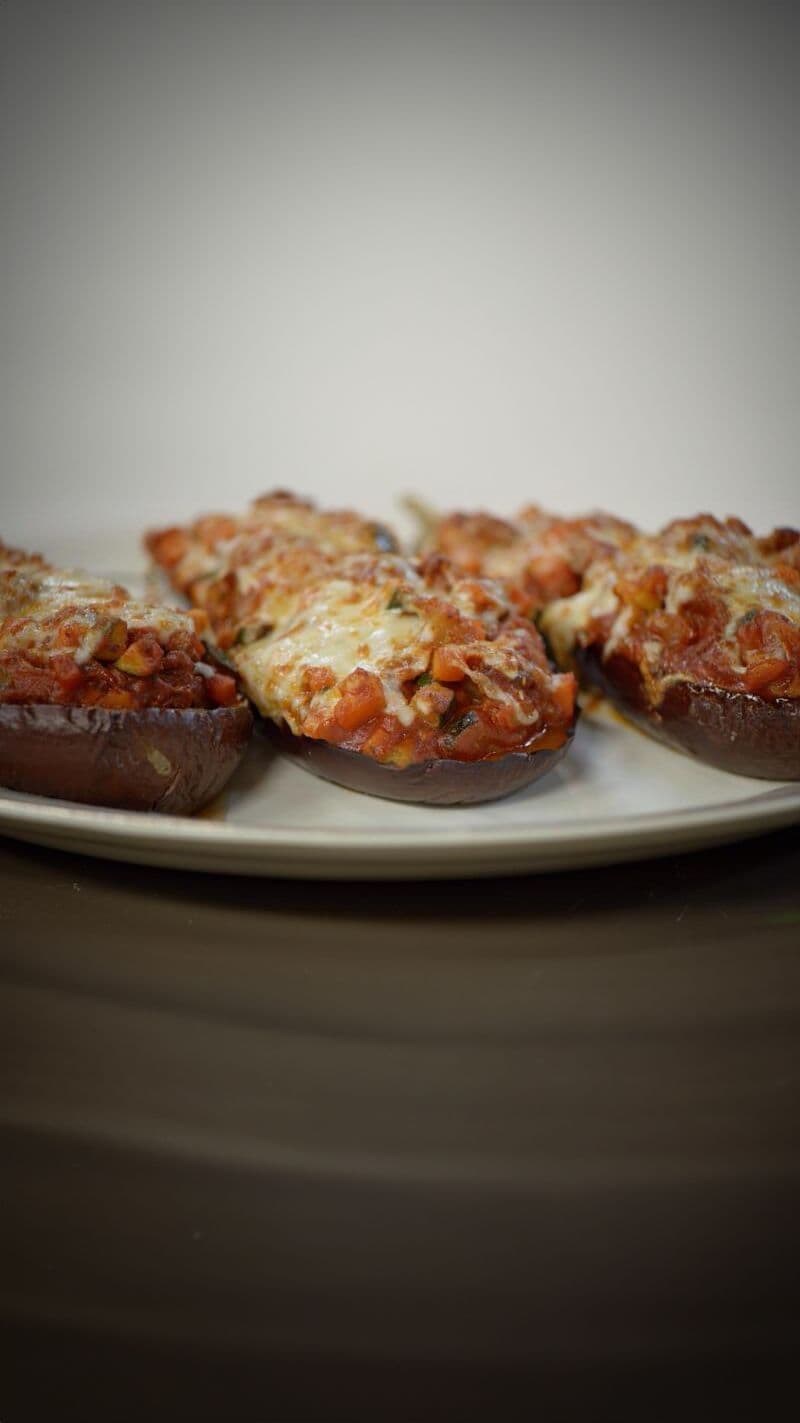 Gegratineerde aubergine met lamsgehakt en couscous met waterkerspesto