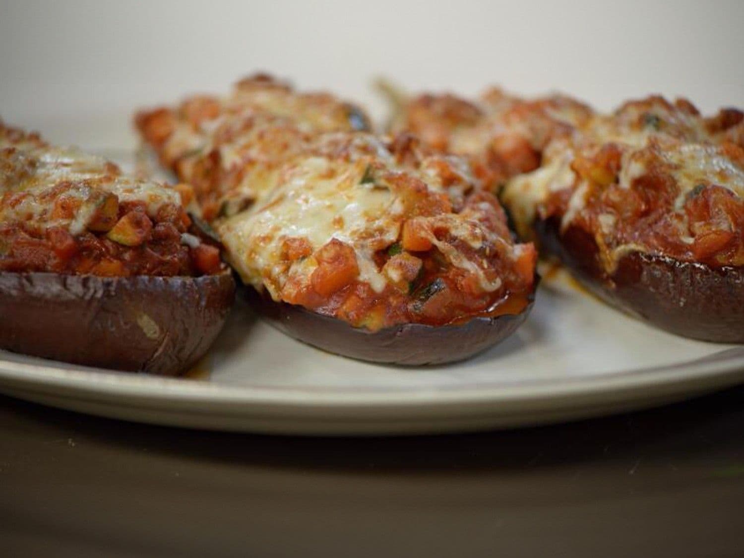 Gegratineerde aubergine met lamsgehakt en couscous met waterkerspesto