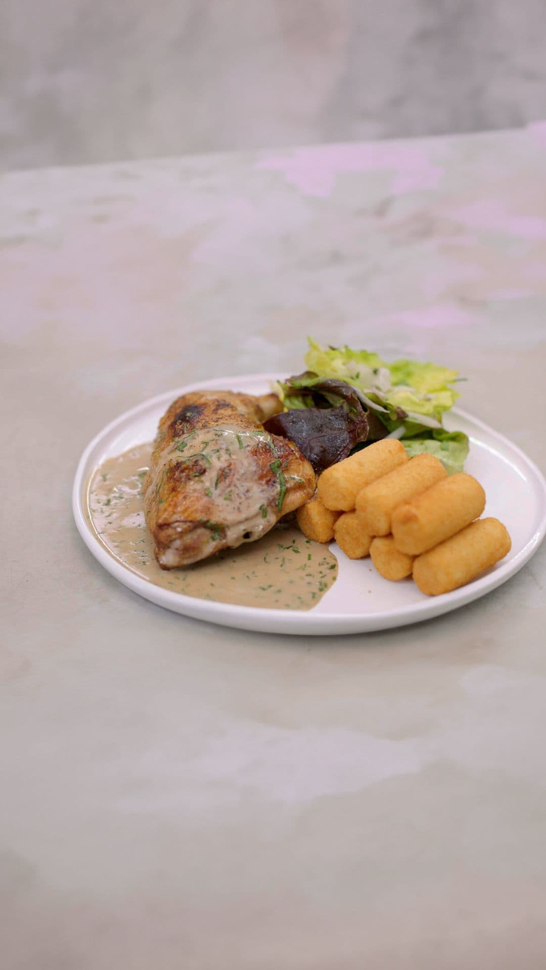 Kippenbouten met dragonsaus en kroketten