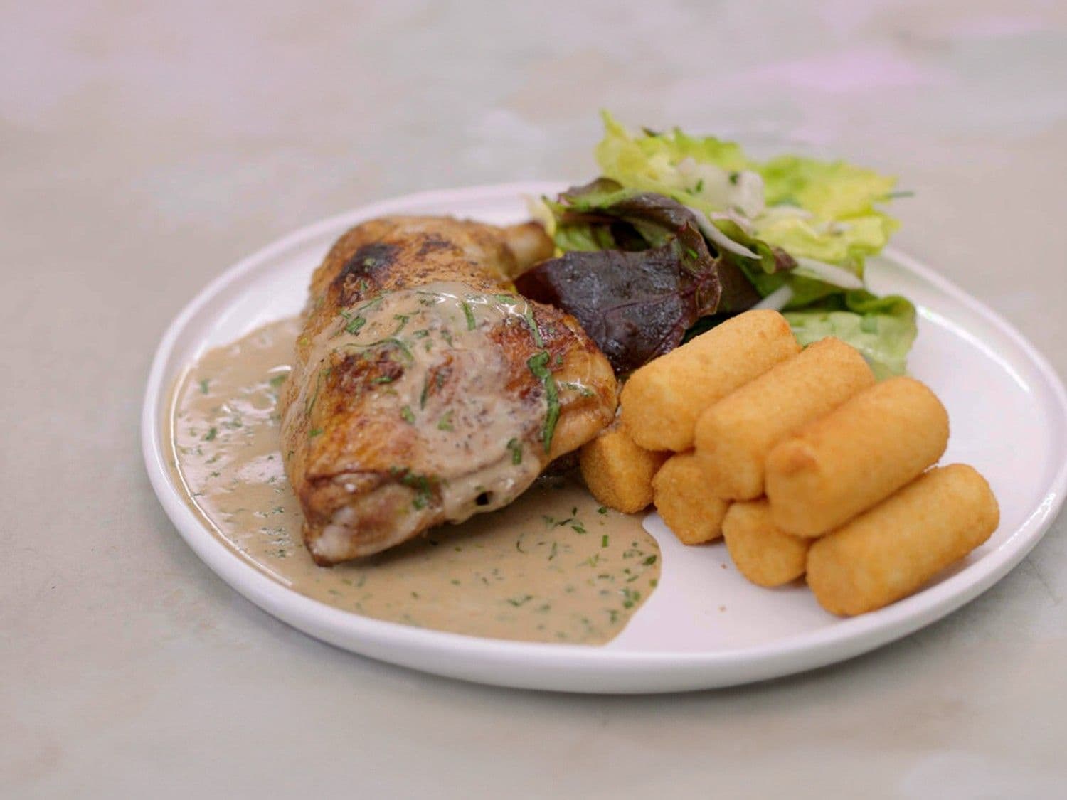 Kippenbouten met dragonsaus en kroketten