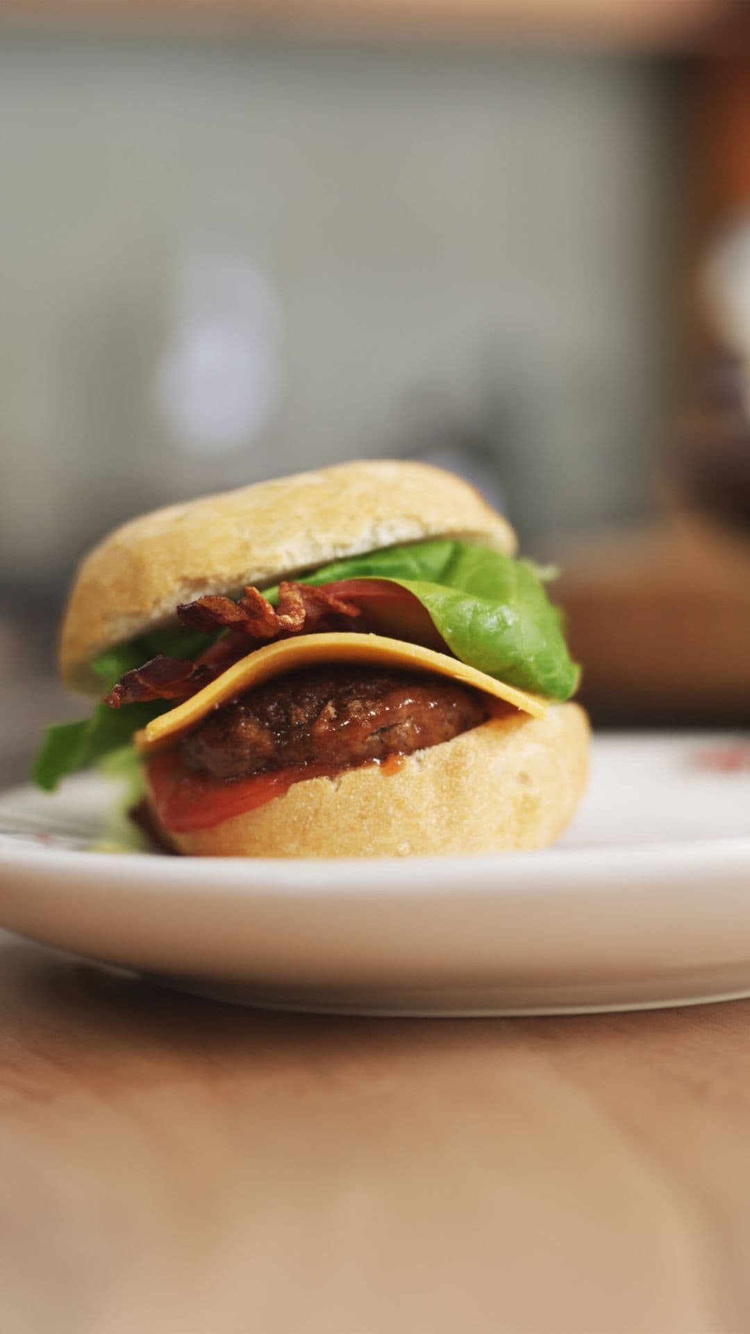 Cheeseburger met bacon en verse ketchup