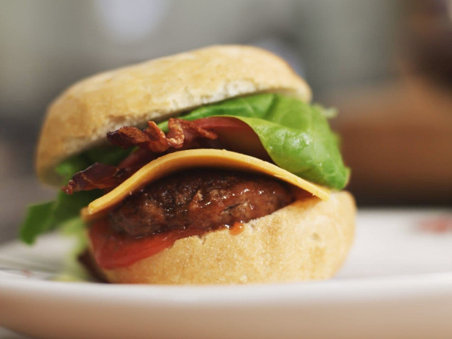 Cheeseburger met bacon en verse ketchup